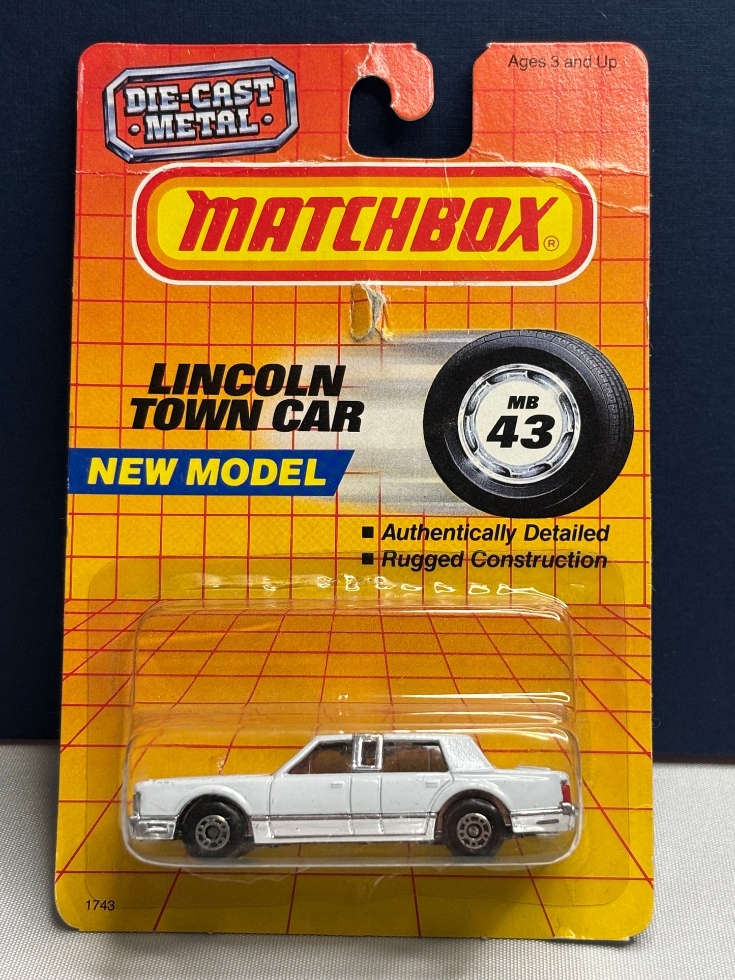Matchbox MB #43 Lincoln Town Car (white)